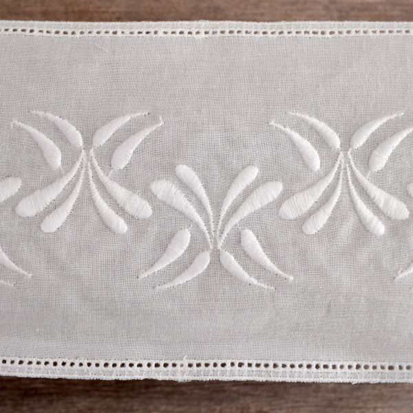 Шитье-вышивка на батисте, прошва, 110 мм, цвет белый. Арт 35499/B