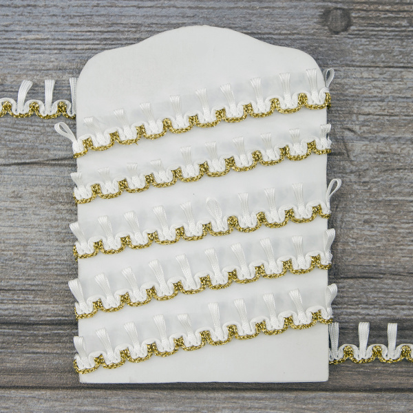 Тесьма PEGA тип отделочная, цвет белый с золотом, 17 мм. Арт 844167317DA002