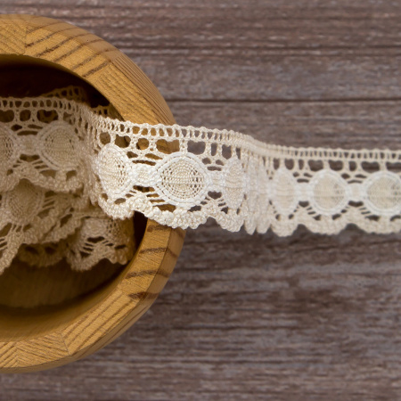 Мерсеризованное хлопковое кружево, 23 мм, цвет сливочный с белым. Арт 3679/30