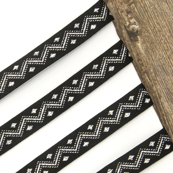 Лента PEGA с орнаментом зиг-заг серебристый люрекс. Арт 819615011DP601