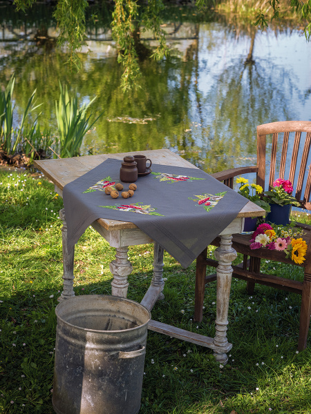 Набор для вышивания скатерти "Ежик с папоротником" . Арт PN-0190900