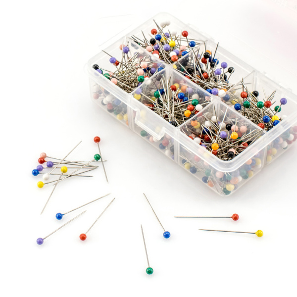 Булавки с цветными пластиковыми головками в органайзере. Арт 668.600
