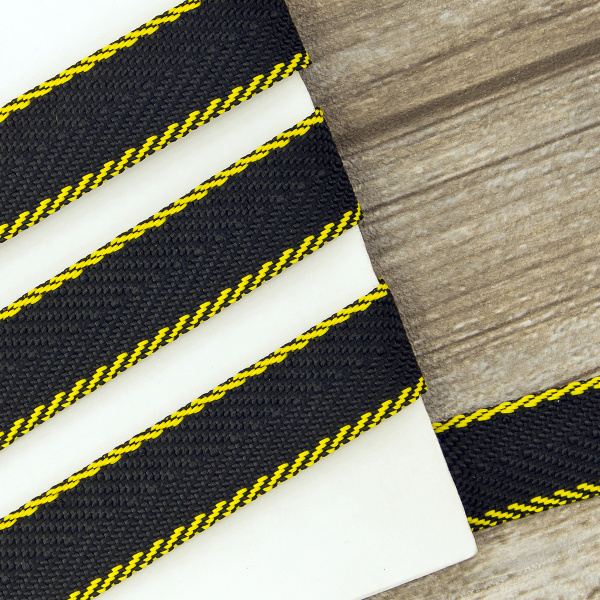 Тесьма ременная (стропа) PEGA черная с желтыми краями, 20 мм. Арт 836790120DT002    