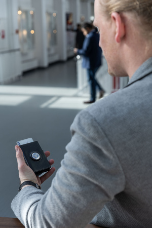 Чехол для карт TROIKA с вырезом для мужского SMART кошелька  APPLE AirTag®  . Арт WAL41/BK