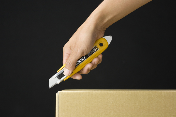 Нож универсальный с выдвижным лезвием, возвратной пружиной и ленточным резцом Olfa. Арт SK-9