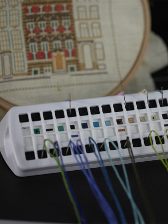 Органайзер PAKO для вышивальных игл на 50 ячеек, в комплекте 10 картонных вкладышей. Арт 700.050