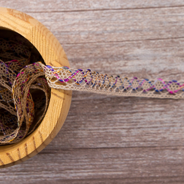 Мерсеризованное хлопковое кружево, 13 мм, цвет бежевый с сиренево-желто-розовым. Арт 3155/A5