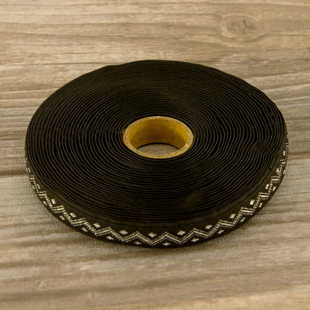 Лента PEGA с орнаментом зиг-заг серебристый люрекс. Арт 819615011DP601