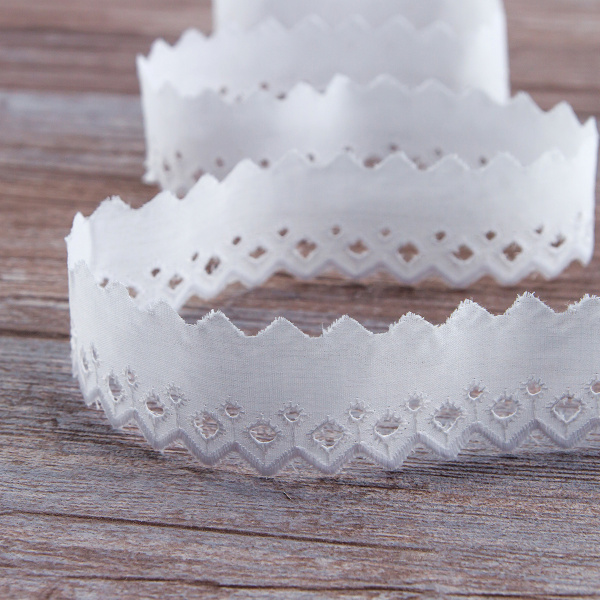 Вышитое шитье на батисте  IEMESA, 70 мм, длина 14 м, цвет белый. Арт I053/01