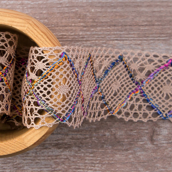 Мерсеризованное хлопковое кружево, 50 мм, цвет бежевый с сиренево-желто-розовым. Арт 1403/A5                 