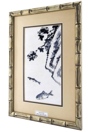 Вышитая картина "Цветок, скалы и две рыбы". Арт Модель 03.018.04