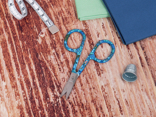 Ножницы для вышивания 9 см., 3 цвета, 24 шт. в картонном прикассовом стенде. Арт MR4819.1.DB