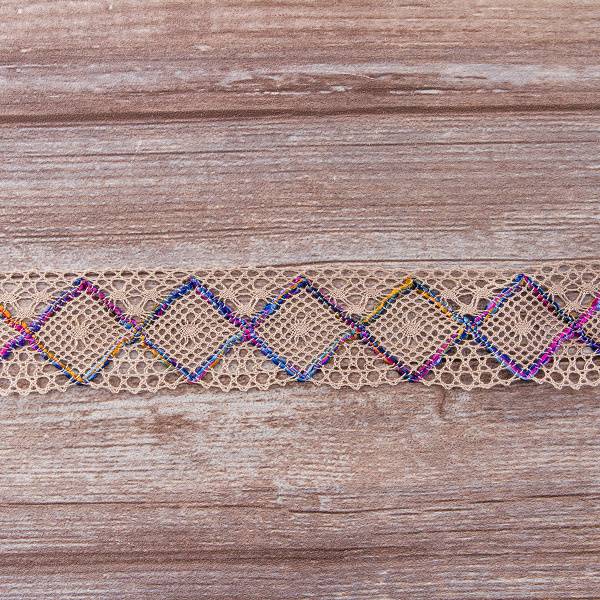 Мерсеризованное хлопковое кружево, 50 мм, цвет бежевый с сиренево-желто-розовым. Арт 1403/A5                 