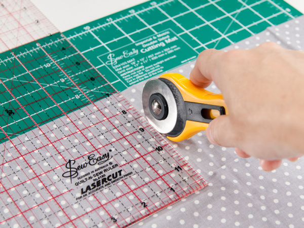 Набор для пэчворка: мат двусторонний 43 х 28 см/17" x 11", линейка 12'' х 6 1/2', нож ролевый 45 мм. Арт ER4103             