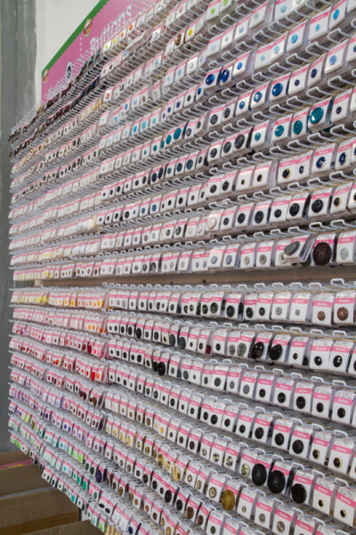 Стенд-панель для презентации пуговиц Hemline. Арт BUTTON SAMPLES ON RACK