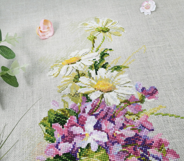 Набор для вышивания "Ромашки и фиалки". Арт 06.002.79