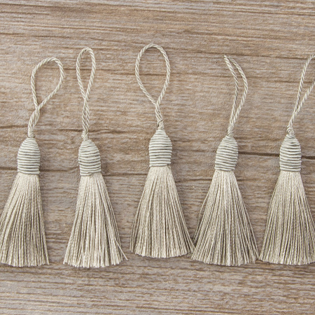 Кисть декоративная на шнуре, длина 60 мм, цвет серебряный. Арт KY - 03-col.PE - 65