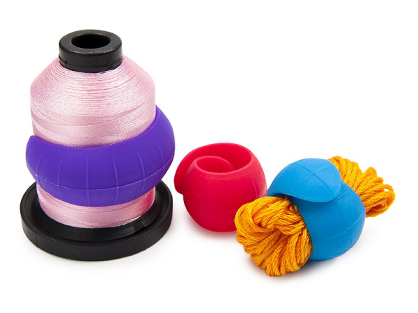 Держатель силиконовый для нитей на катушке, мулине, 84 шт. в пластиковом прикассовом стенде . Арт DJ.138A