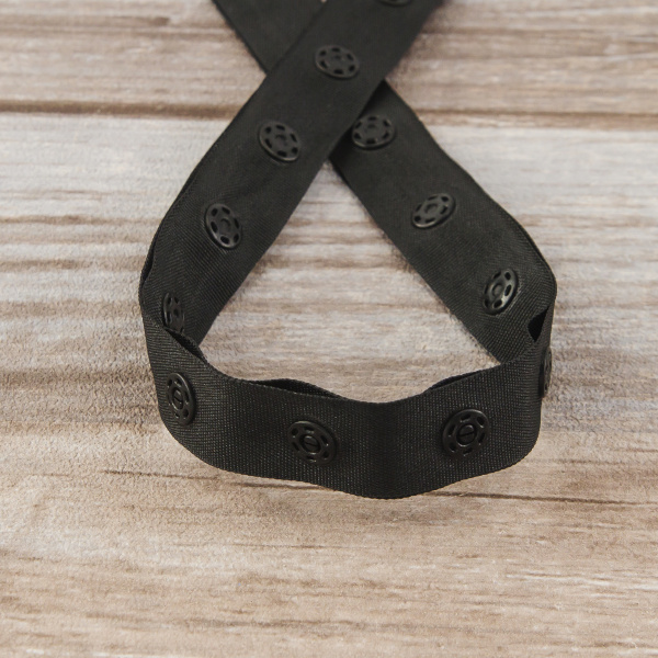 Тесьма пришивная с кнопками, 18 мм, 15 м, цвет 01 черный. Арт 4777-18мм-01