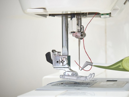 Пинцет для заправки нитей в швейной машине/оверлоке, 12 см, в картонном прикассовом стенде. Арт B4858