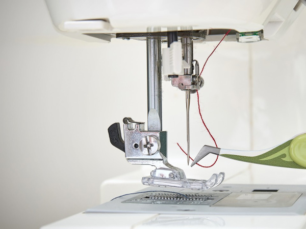 Пинцет для заправки нитей в швейной машине/оверлоке, 12 см, в картонном прикассовом стенде. Арт B4858