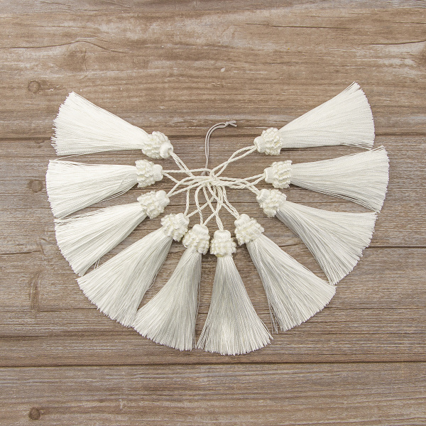 Кисть декоративная на шнуре, длина 95 мм, цвет белый. Арт KY - 06-col.PE - 57