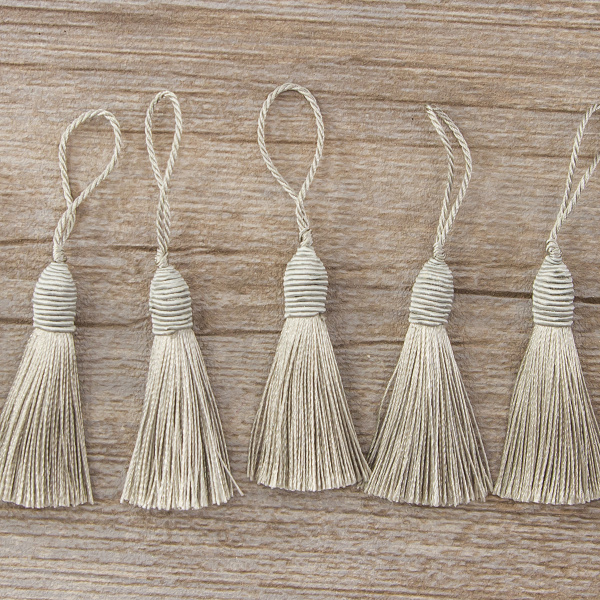 Кисть декоративная на шнуре, длина 60 мм, цвет серебряный. Арт KY - 03-col.PE - 65