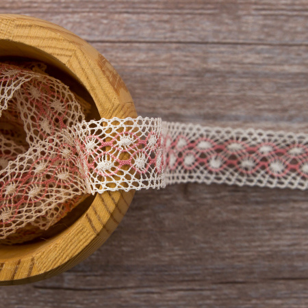 Мерсеризованное хлопковое кружево, 20 мм, цвет белый с серо-розовым. Арт 2020/Z5