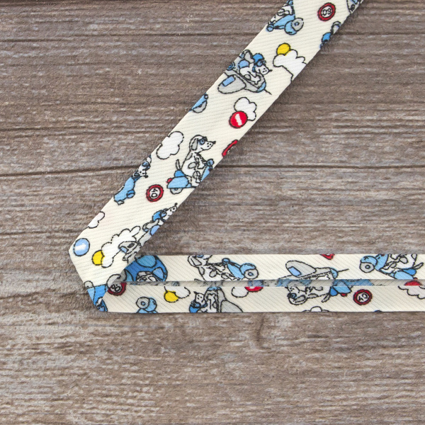 Косая бейка с детским принтом, 18 мм, цвет молочно-белый с голубым. Арт 3323/18/02