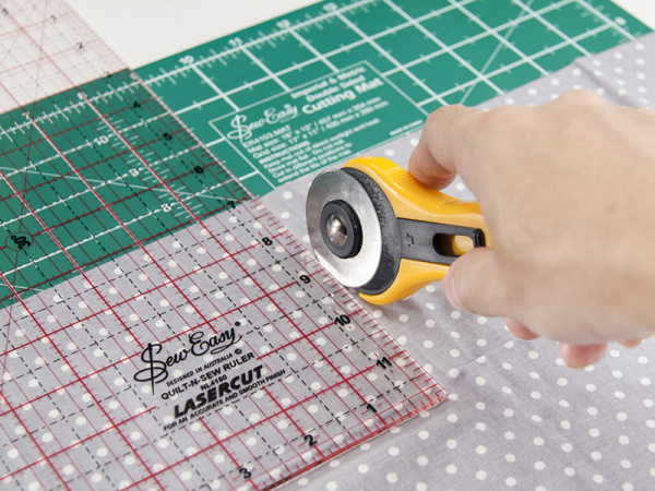 Набор для пэчворка: мат двусторонний 58 х 43 cм/23" х 17",линейка 24" х 6 1/2", нож раскройный 45 мм. Арт ER4104           