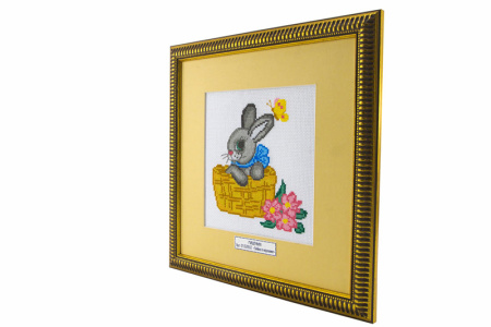 Вышитая картина "Зайка в корзинке". Арт Модель 01.028.02