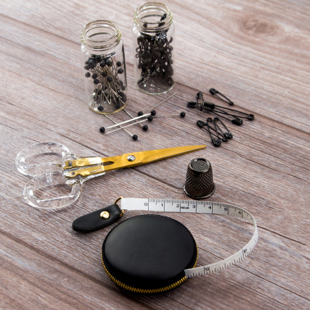 Швейный набор Hemline Gold в жестяном органайзере, размер M, 5 предметов. Арт PT.TINS.M.HG