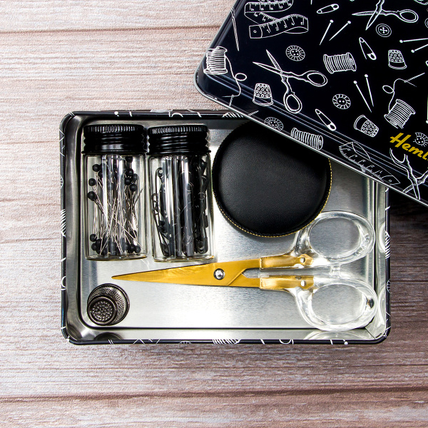 Швейный набор Hemline Gold в жестяном органайзере, размер M, 5 предметов. Арт PT.TINS.M.HG