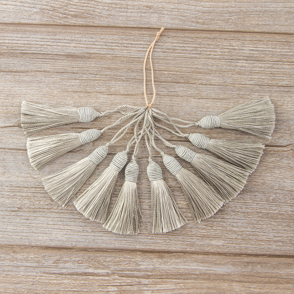 Кисть декоративная на шнуре, длина 60 мм, цвет серебряный. Арт KY - 03-col.PE - 65