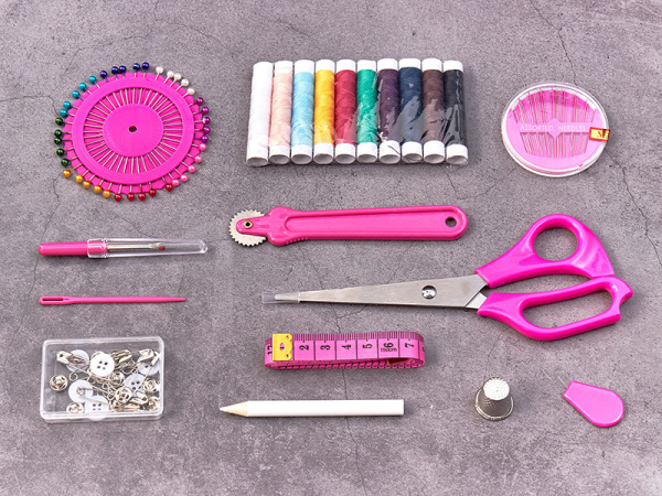 Набор швейный в прозрачном пластиковом кошельке на молнии. Арт N4374