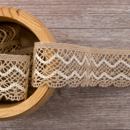 Мерсеризованное хлопковое кружево, 35 мм, цвет бежевый с белым. Арт 1880/J2