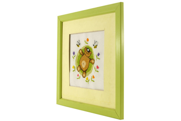 Вышитая картина "Миша и пчелы". Арт Модель 01.021.03        