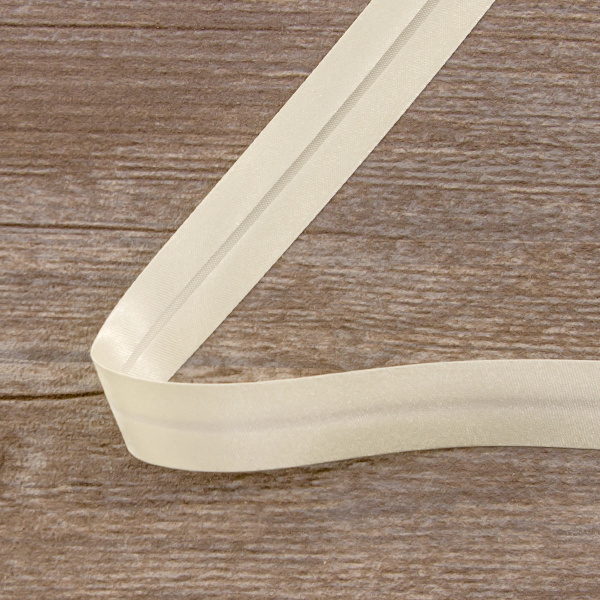 Косая бейка атласная 20 мм, 25 м, цвет 03, молочный. Арт 6260-20мм-03            