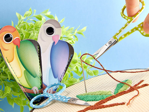 Ножницы для вышивания в чехле, 93 мм., 2 цвета, 20 шт. в картонном прикассовом стенде. Арт B4849