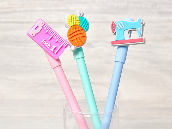 Ручки гелевые 0,5 мм, 3 швейных дизайна, цвет чернил черный, 36 шт. в картонном прикассовом стенде. Арт N4377