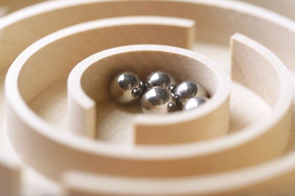 Головоломка-лабиринт дизайнерская NAEF CLASSIC "Labyrinth" 6+, дерево, цвет красный, 11,5 х 11,5 см. Арт 9610.1