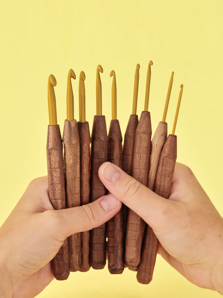 Крючок вязальный с ручкой из грецкого ореха addiNature Walnut Gold, №6, 16 см. Арт 588-2/6-16