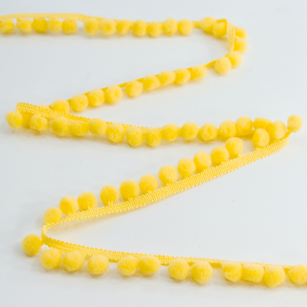 Тесьма с помпонами, диаметр 10 мм, цвет бледно-желтый. Арт PA-18-col.115