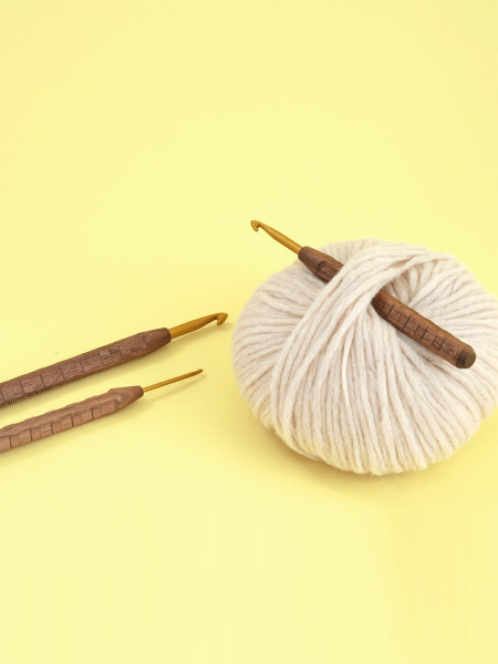 Крючок вязальный с ручкой из грецкого ореха addiNature Walnut Gold, №5, 16 см. Арт 588-2/5-16
