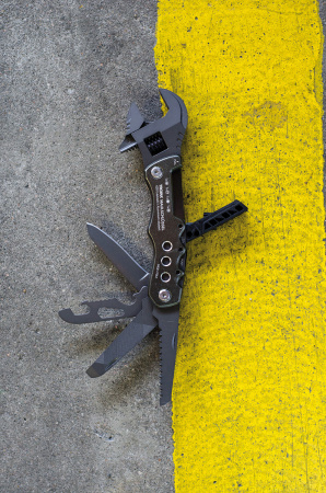 Многофункциональный инструмент TROIKA с 12 функциями. Арт TOL44/GY