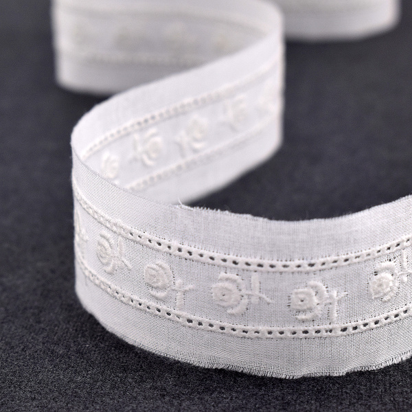 Шитье-вышивка на батисте, прошва, 25 мм, цвет белый. Арт 32277/01
