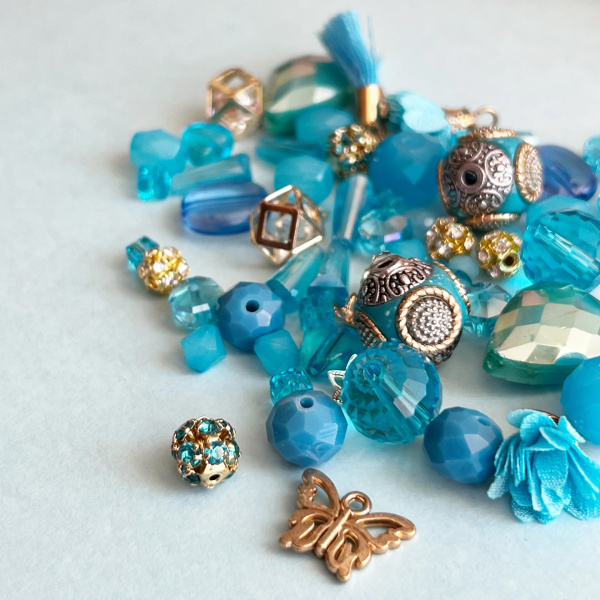 Набор бусин и шармов "Blue Raspberry Ice Pop" из стекла и металла разных форм и размеров. Арт MARMIX-02