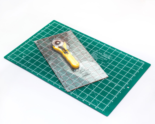 Набор для пэчворка: мат двусторонний 43 х 28 см/17" x 11", линейка 12'' х 6 1/2', нож ролевый 45 мм. Арт ER4103             