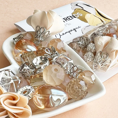 Набор бусин и шармов "Champagne" из стекла и металла разных форм и размеров. Арт CT-1