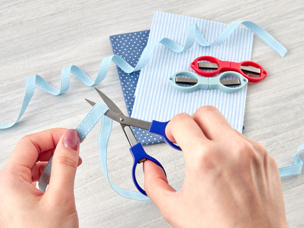 Ножницы раскладные 10 см., 3 цвета, 24 шт. в картонном прикассовом стенде. Арт 353.F.DB